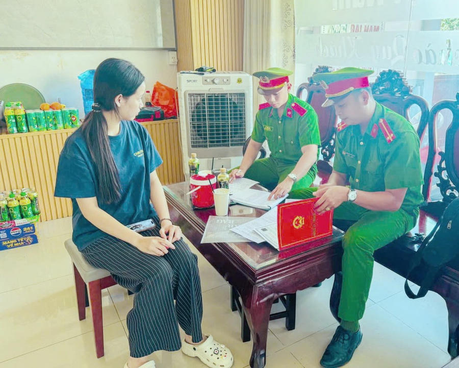 Cán bộ Công an phường Bạc Liêu tuyên truyền, hướng dẫn, kiểm tra cơ sở kinh doanh có điều kiện thực hiện đúng quy định về quản lý cư trú.
