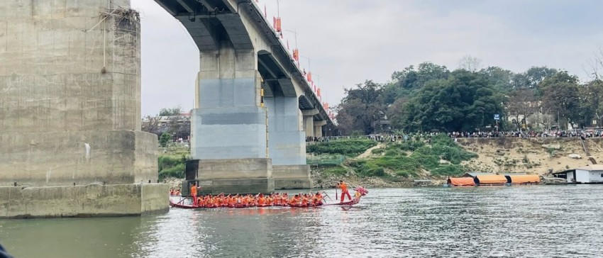 Hội đua thuyền trên sông Lô góp phần tạo không khí vui tươi, phấn khởi, mừng Đảng, mừng Xuân, mừng đất nước.