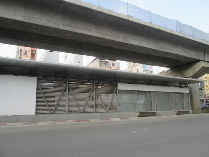 Một số nhà chờ trên đường Tố Hữu vẫn bao phủ một lớp bụi