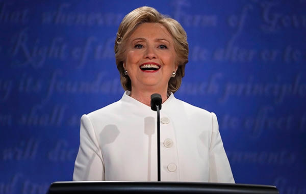 Bà Clinton mặc bộ đồ trắng trong cuộc so găng cuối cùng với ông Trump. (Ảnh: Reuters)