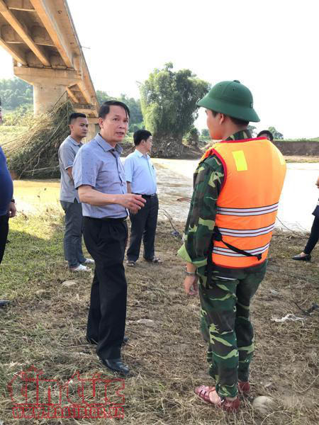 Đồng chí Nguyễn Đức Lợi - Tổng Giám đốc Thông tấn xã Việt Nam - trực tiếp đến hiện trường chỉ đạo công tác tìm kiếm phóng viên Đinh Hữu Dư. Ảnh: Báo Tin tức