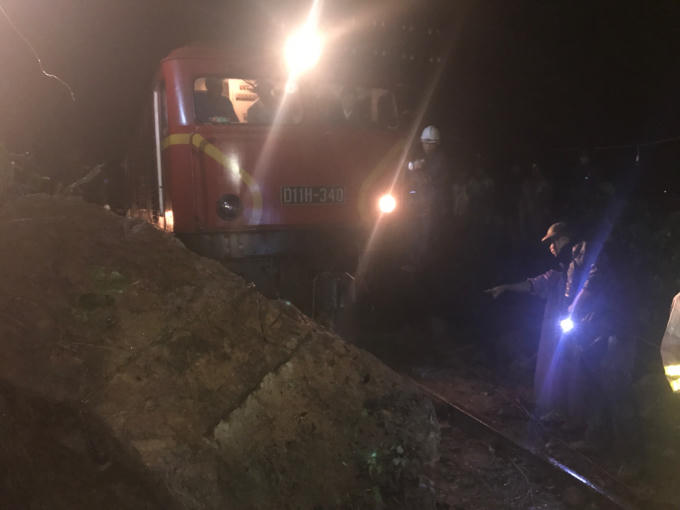 "Giải cứu" đoàn tàu bị mắc kẹt.