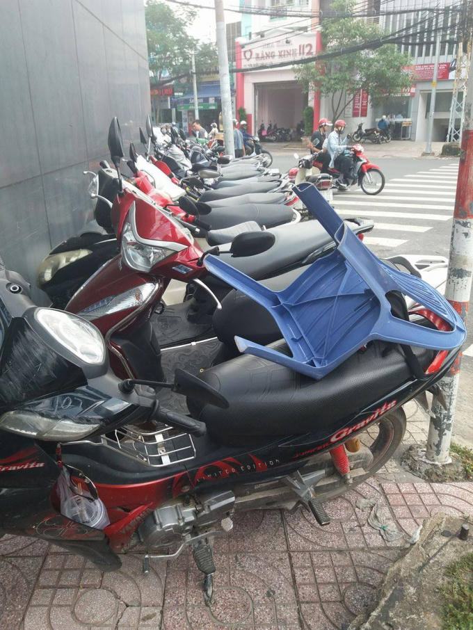 Đơn vị giữ xe lấn hết vỉa hè công cộng.