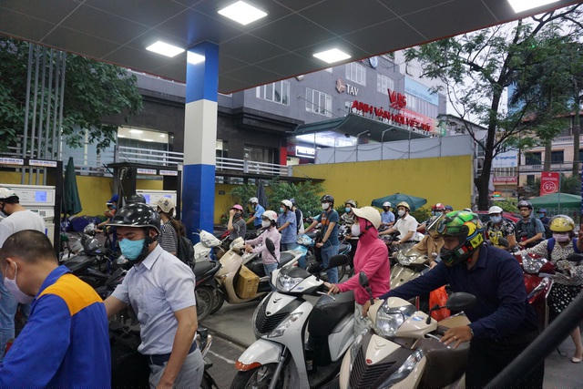 Nhân viên bán hàng không ngơi tay, các trụ bơm hoạt động hết công suất.