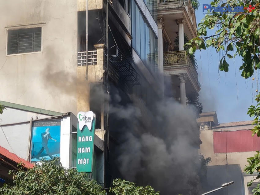Ngôi nhà phát hỏa khói đen bao trùm.