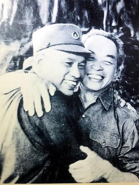 Đại tướng Võ Nguyên Giáp và Đại tướng Văn Tiến Dũng gặp lại nhau sau giải phóng Sài Gòn ngày 5/5/1975.
