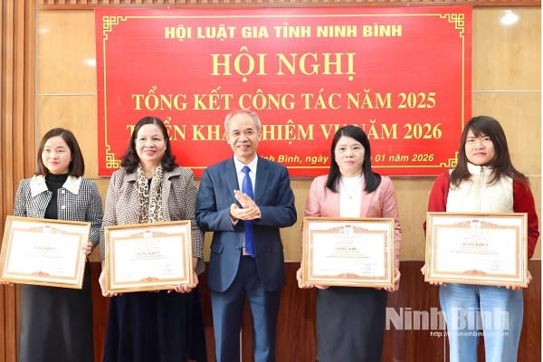 Ông Đoàn Văn Hùng, Chủ tịch Hội Luật gia tỉnh trao tặng Bằng khen của Hội Luật gia Việt Nam cho các tập thể, cá nhân có thành tích xuất sắc năm 2025.