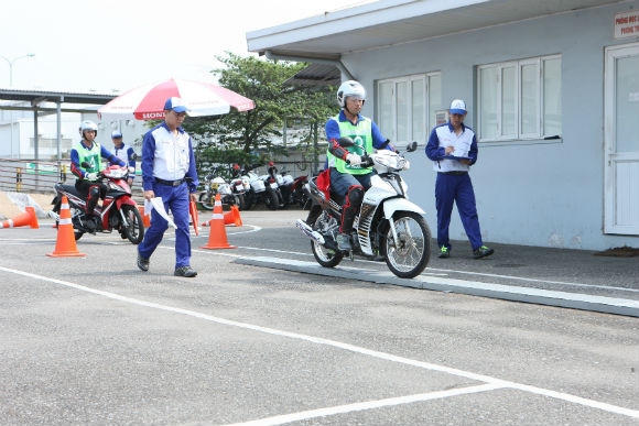 Phần thi kỹ năng thăng bằng trên ván hẹp của các hướng dẫn viên đại lý.