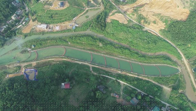 Dòng suối dẫn nước vào Nhà máy nước sạch sông Đà đã được lắp đặt các màng ngăn dầu.