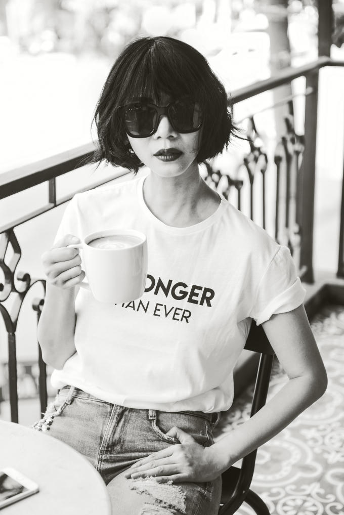 Dù là trang phục sơ mi trắng, váy đen sang trọng hay quần jean, áo thun năng động, Xuân Lan vẫn chứng minh được “thần thái” của mình thông qua mái tóc bob được đánh rối ngẫu hứng.