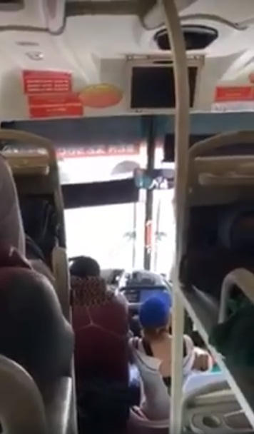Phải chăng Phương Trang thiếu ghế, khiến cô gái mặc áo hở hang phải ngồi tạm? Hành vi tài xế đang lái xe mà để khách thò tay vào vùng nhạy cảm là rất phản cảm.