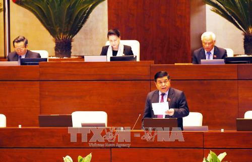 Bộ trưởng Bộ Kế hoạch và Đầu tư Nguyễn Chí Dũng phát biểu, giải trình, làm rõ các ý kiến của các đại biểu Quốc hội. Ảnh: Nguyễn Dân - TTXVN