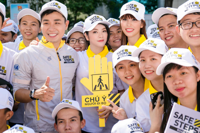 Lý Nhã Kỳ khoe vẻ thần thái hút hồn dù chạy 3 show 1 ngày