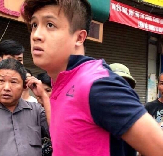 Đối tượng Nguyễn Thanh Tùng bị người dân khống chế sau khi tấn công CSGT. Ảnh: Văn Huế