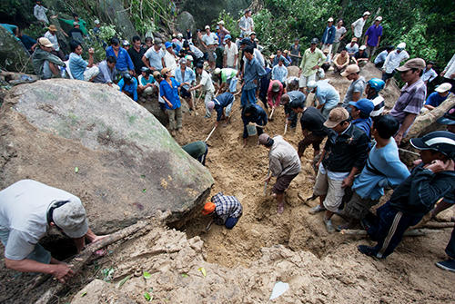 Hàng chục phu trầm tìm kỳ nam ở rừng Khánh Sơn (Khánh Hòa). Ảnh: Thành Nguyễn.