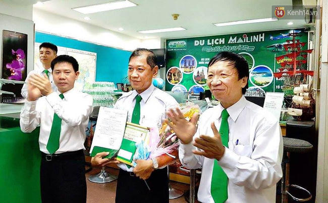 Tài xế Nguyễn Văn Hoàng được tổng công ty Mai Linh trao thưởng.