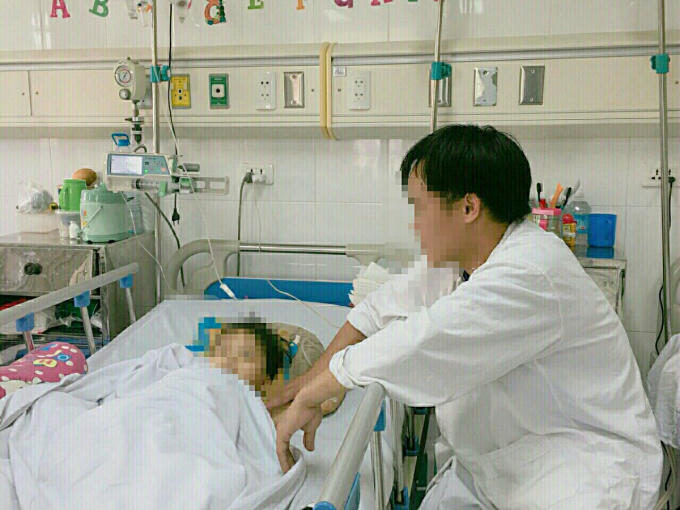 Bệnh nhi đang được chăm sóc và điều trị tại BV Việt Đức