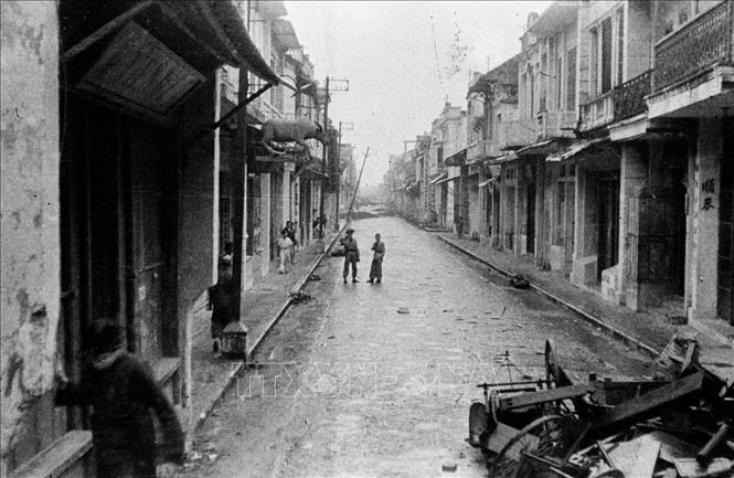 Phần lớn người dân Hà Nội đã được tản cư, chướng ngại vật được dựng lên ở khắp nơi. Thủ đô sẵn sàng chiến đấu chống lại quân xâm lược Pháp. Ảnh: Tư liệu TTXVN.