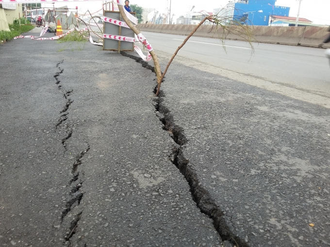 Vết nứt kéo dài gần 20m, rộng 10cm, sâu hơn 1m.