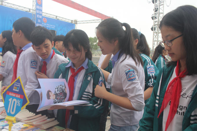 Hội sách năm nay thu hút được rất nhiều các em học sinh trên địa bàn tham gia.