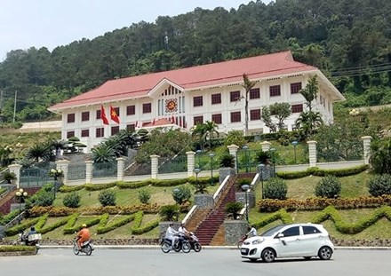 Trụ sở, văn phòng làm việc Tỉnh ủy Hòa Bình có trang thiết bị và phương tiện vượt tiêu chuẩn, định mức quy định.