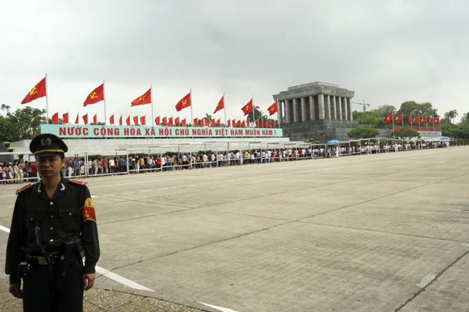 Hàng người nối dài phía trước cửa lăng Bác