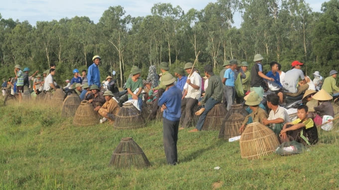 Mọi người đều háo hức chờ đợi phút giây khai hội.