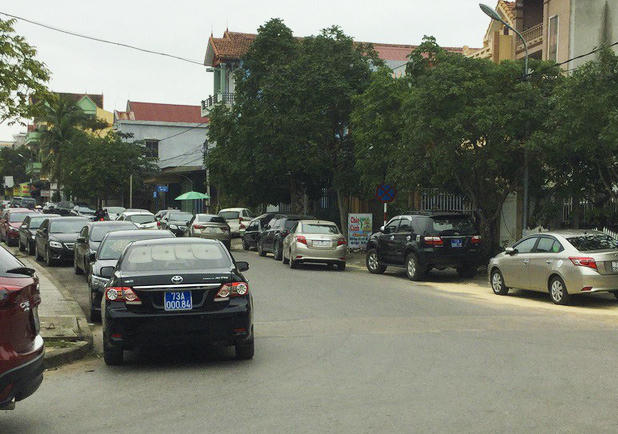 Hàng chục chiếc xe biển xanh chở khách tới tiệc cưới.