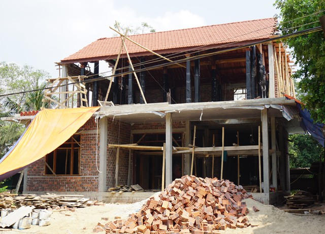 Những ng&ocirc;i nh&agrave; khang trang xuất hiện ng&agrave;y c&agrave;ng nhiều hai b&ecirc;n Quốc lộ 48, đoạn qua bản Khoang - nơi đ&atilde; từng l&agrave; thủ phủ đ&aacute; đỏ Quỳ Ch&acirc;u.