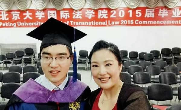 Ding chụp ảnh cùng mẹ trong ngày lễ tốt nghiệp khoa luật quốc tế thuộc trường Đại học Bắc Kinh năm 2015