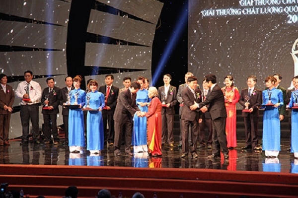 Lương y Phạm Thị Giang, chủ Doanh nghiệp tư nhân sản xuất thuốc Y học cổ truyền Bà Giằng, nhận Cup Bạc Chất lượng quốc gia năm 2014.