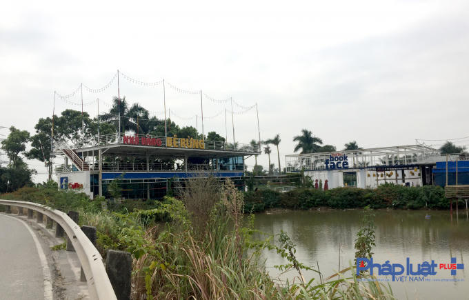 Những công trình này được xây dựng cạnh đường cua vòng cung của tuyến đường nối Thị xã Từ Sơn với Quốc lộ 1A.