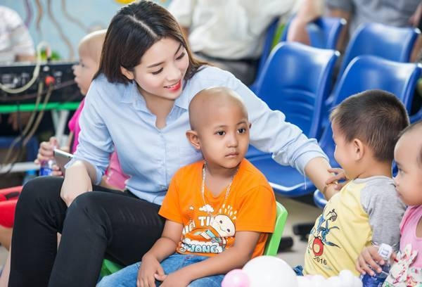 Hoa hậu Kỳ Duyên trông có vẻ đẹp hơn khi mặc trang phục đơn giản khi đi từ thiện. Ảnh: FB Nguyễn Cao Kỳ Duyên.