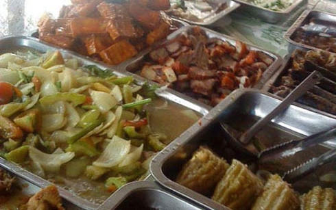 Những nguyên liệu ôi thiu được chế biến thành thức ăn để bán cho khách (Ảnh: Zing)