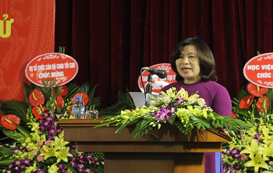 Đồng chí Nguyễn Thúy Hiền, Phó Chánh án TANDTC, Trưởng ban Ban Chỉ đạo công tác Thông tin - tuyên truyền TAND phát biểu tại buổi lễ.