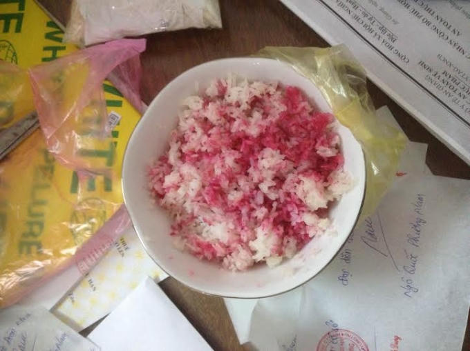 Chén cơm bà H.nấu đổi màu bất thường.