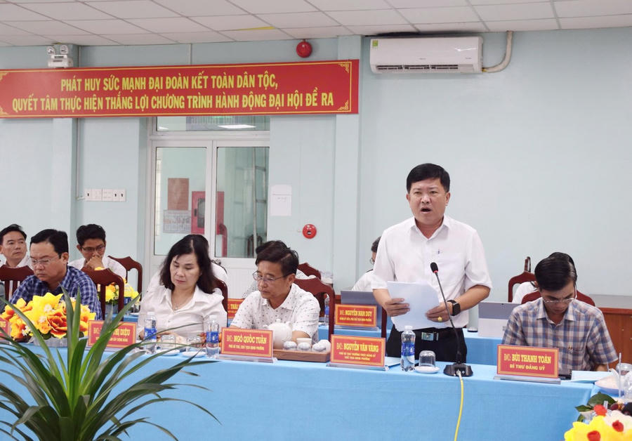 Ông Nguyễn Văn Vàng – Phó Bí thư Thường trực Đảng ủy, Chủ tịch HĐND phường Láng Tròn, báo cáo tại buổi làm việc.