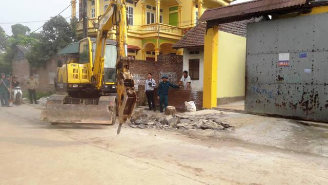 Máy xúc được huy động phá dỡ các công trình lấn chiếm hành lang an toàn giao thông (ảnh Đào Tấn).