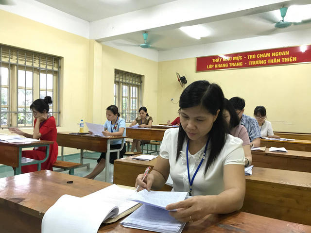 Cán bộ chấm thi môn Ngữ Văn tỉnh Hưng Yên.