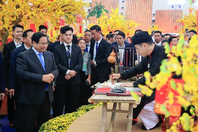 Thủ tướng tham dự hội chợ mùa xuân lần thứ nhất năm 2026. Ảnh: Nhật Bắc