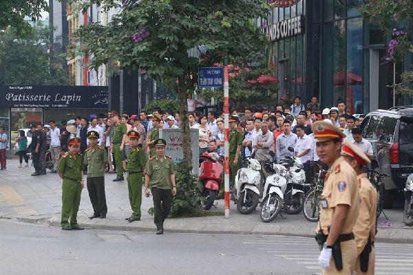 Dọc tuyến Trần Duy Hưng, từ Big C đến Liễu Giai, nơi đoàn xe Tổng thống Obama dự kiến đi qua, hàng nghìn người dân đứng chờ trên vỉa hè. (Ảnh:Vnexpress).