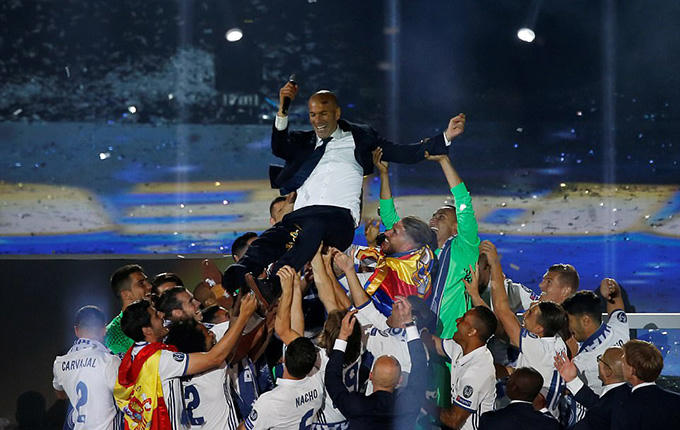 Zidane được học trò công kênh