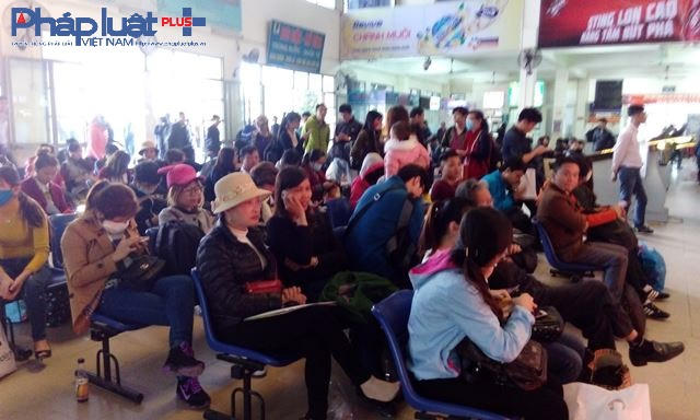 Rất nhiều hành khách phải ngồi chờ xe từ sáng sớm.