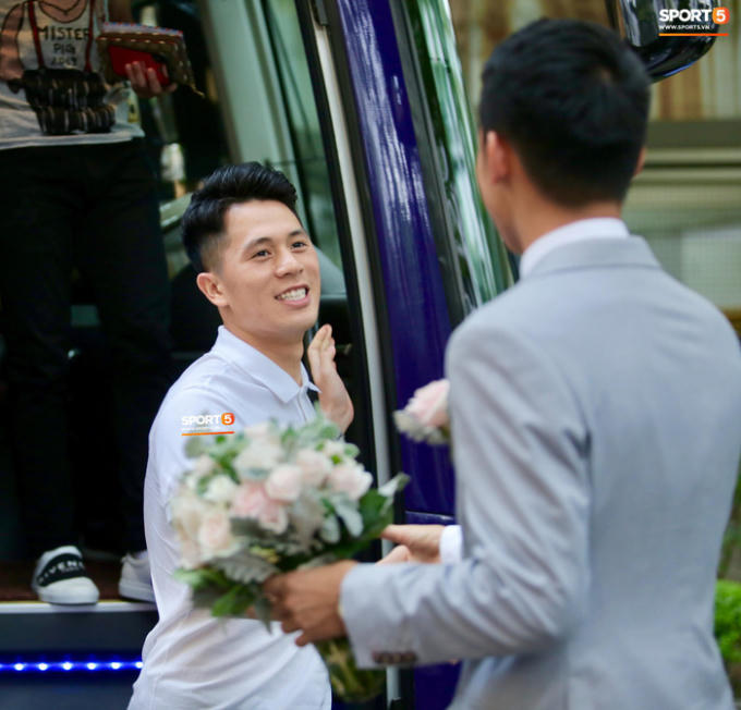 18h ngày 23/4, dàn cầu thủ Hà Nội FC trên chiếc xe buýt màu tím quen thuộc di chuyển đến một trung tâm tiệc cưới thuộc quận Long Biên (Hà Nội) dự hôn lễ Hùng Dũng.