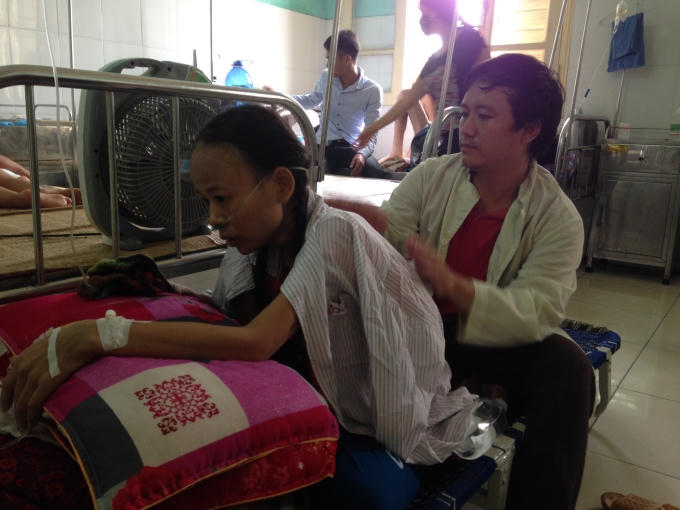 Chị Trịnh Thị Tuyền đang được chồng chăm sóc