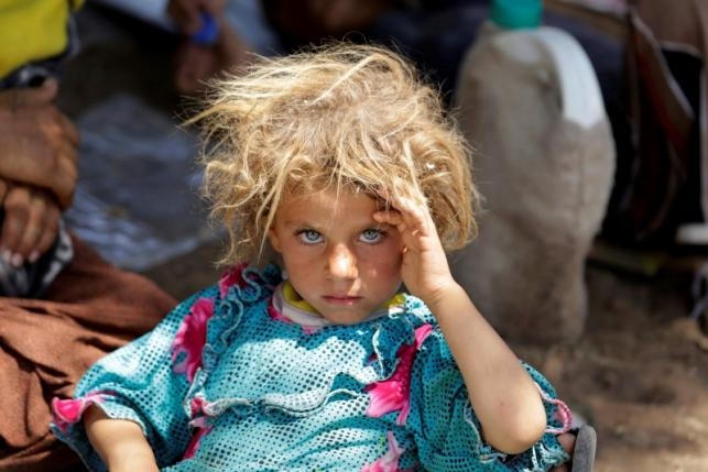 Trẻ nhỏ thuộc tộc người Yazidis không những bị lạm dụng thậm chí còn phải chứng kiến cảnh bạo lực từ nhỏ. (Ảnh: Reuters)
