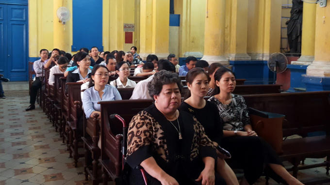 Nghi phạm Hứa Thị Phấn (ngồi xe lăn phía trên cùng).