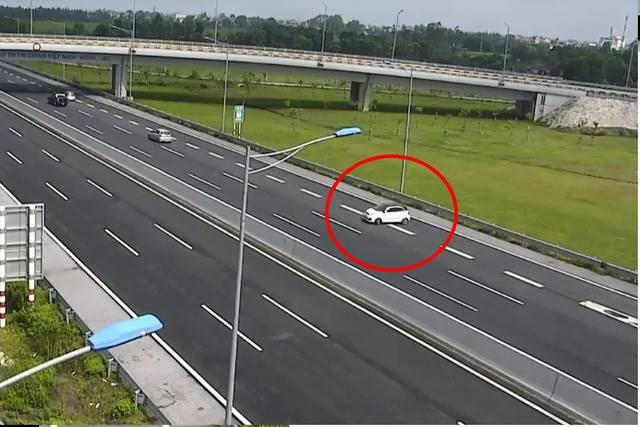 Camera ghi lại hình ảnh nữ tài xế điều khiển xe quay đầu trên đường cao tốc. (Ảnh cắt từ clip).
