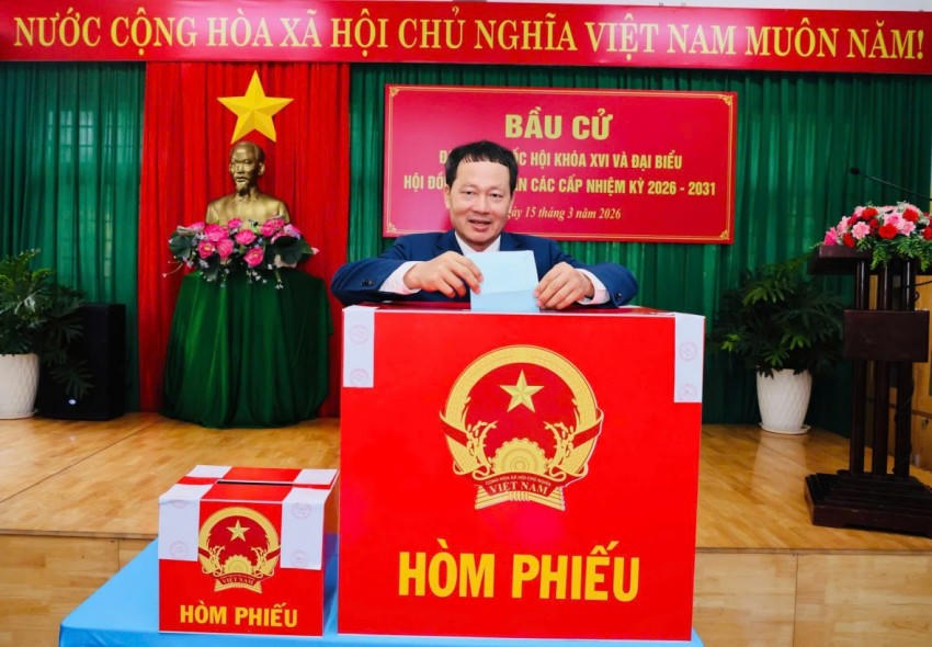 Ông Vũ Hồng Văn, Ủy viên BCH Trung ương Đảng, Bí thư Tỉnh ủy, Trưởng đoàn ĐBQH tỉnh Đồng Nai bỏ phiếu tại khu vực bầu cử số 26, phường Trấn Biên.