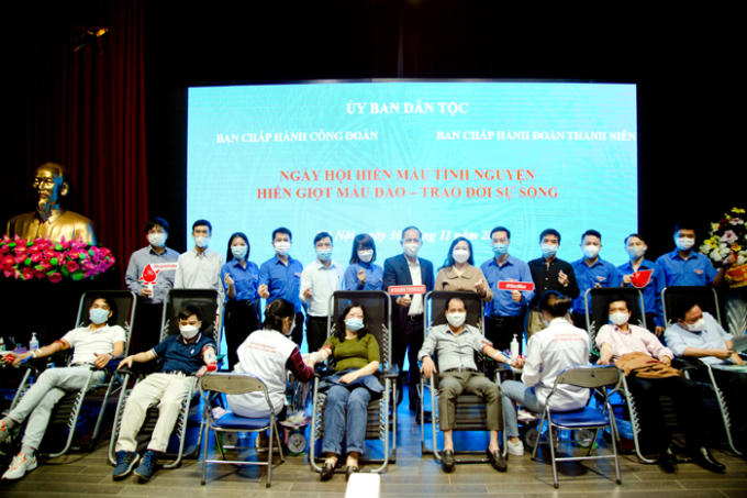 Các đồng chí lãnh đạo Công đoàn, Đoàn Thanh niên, Trung tâm máu Quốc gia động viên và chụp ảnh lưu niệm cùng các đoàn viên tại Ngày hội hiến máu của UBDT.